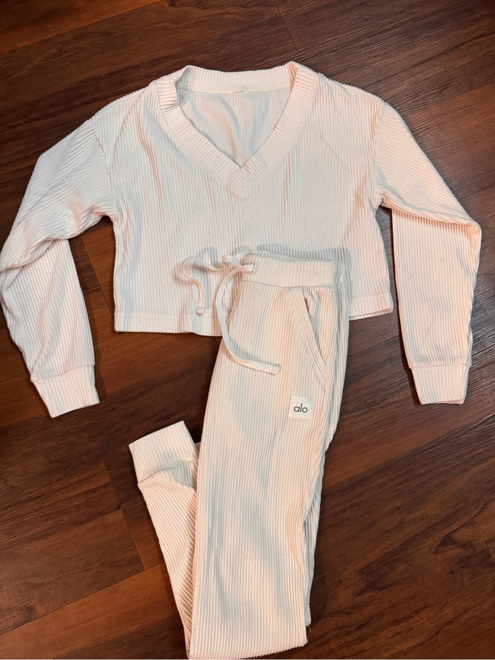 ALO Yoga Ivory Ribbed V Neck Cropped Top & Jogger Pants Set XS